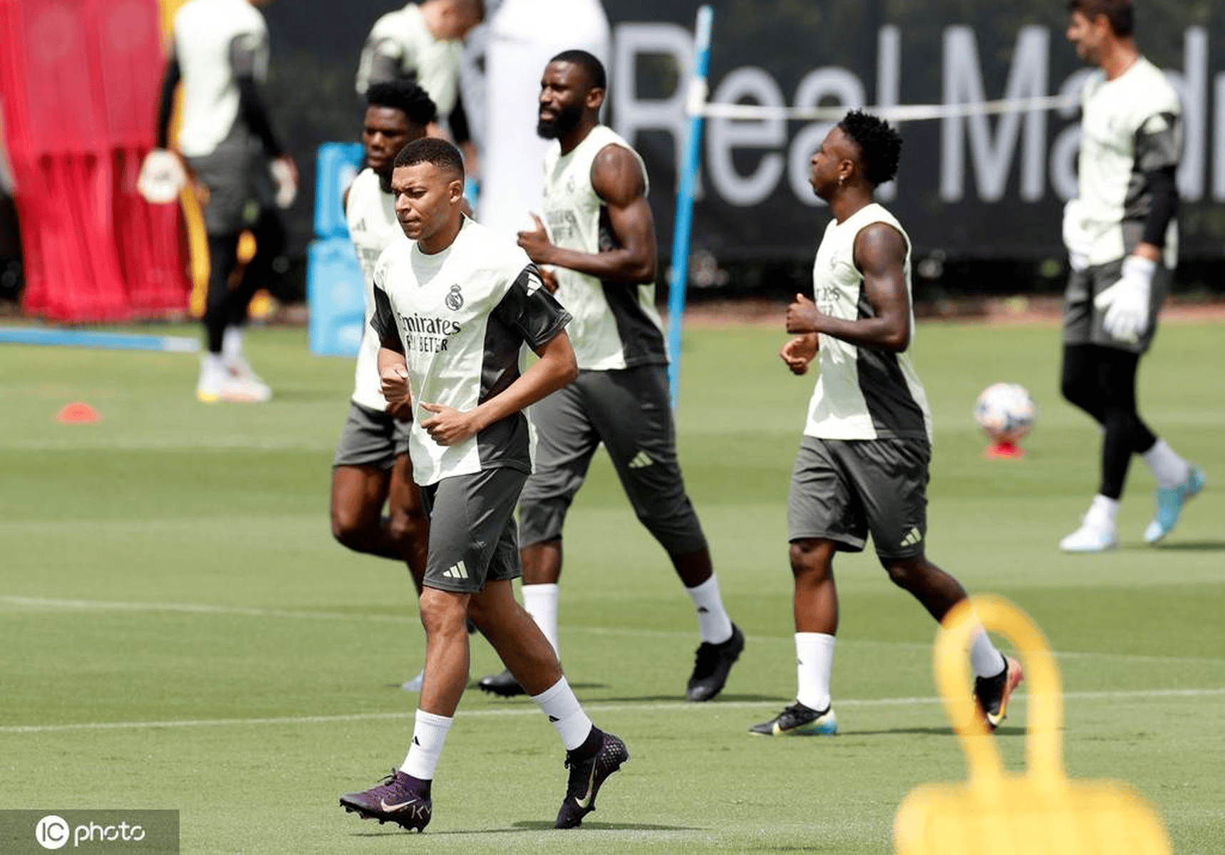 华体会官网-战术调整引爆全场！，姆巴佩意外战胜TES赛场气氛高涨-华体会官网